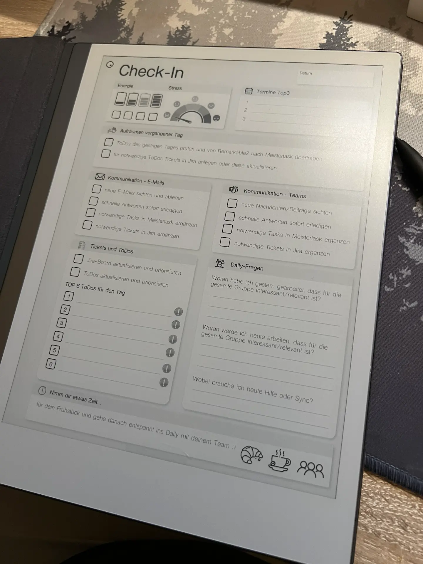 Ein reMarkable 2 Tablet mit einem Check-In Template. Diverse Punkte mit Checkboxen.